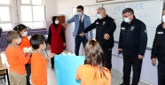 Kahramanmaraş'ta öğrenciler polisler için pastalı sürpriz kutlama yaptı