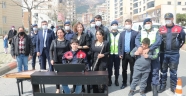 Kahramanmaraş'ta otizmli genç piyanist yaya geçidinde piyano çaldı