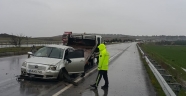 Kahramanmaraş'ta otomobil refüje çarptı: 2 yaralı