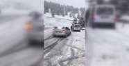 Kahramanmaraş'ta otomobilin karlı yolda kayarak araca ve sürücüsüne çapma anı yansıdı