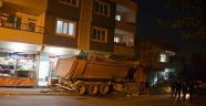 Kahramanmaraş'ta park halindeyken hareket eden tır iş yerlerine çarparak durdu