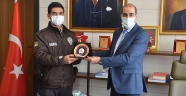 Kahramanmaraş'ta yaşlı kadını yanan evden kurtaran bekçiye plaket verildi