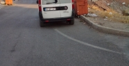 Kamyonet geri geri giderken yaşlı adamı ezdi