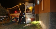 Kamyonetle çarpışan halk otobüsü evin balkonuna girdi: 5 yaralı