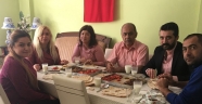 KİMLİK’TE ELİ BÖĞRÜNDE ZİYAFETİ