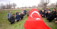 KÜTÜKÇÜ partililerle bir müddet sohbet ettikten sonra Elbistan'dan ayrıldı.