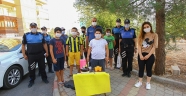 Limonata satarak Milli Dayanışma Kampanyası'na destek olan çocuğa Emniyet Müdüründen doğum günü sürprizi