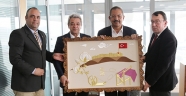 MEHMETÇİK VAKFI’NDAN M. HANEFİ ÖKSÜZ’E PLAKET