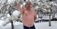 Mevsimin ilk karının yağdığı banyo yapma Sevinci
