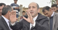 Milletvekili adayı Yufka açıp ekmek pişirdi.