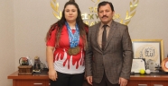 MİLLİ HALTERCİ MELİKE GÜNAL AVRUPA ŞAMPİYONU