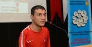 MİLLİ YÜZÜCÜ EROĞLU ÖĞRENCİLERLE BULUŞTU