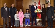 MİLLİ YÜZÜCÜLERDEN BAŞKAN ERKOÇ’A ZİYARET