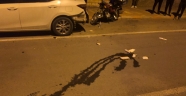 Motosikletiyle park halindeki otomobile çarpan kurye yaralandı