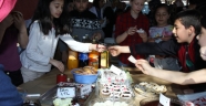 ÖĞRENCİLER VE VELİLER OKUL YARARINA KERMES DÜZENLENDİ