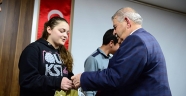 ONİKİŞUBAT BELEDİYESİ, TEOG HAZIRLIK ÖĞRENCİLERİNE SINAV SETİ HEDİYE ETTİ