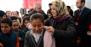 ONİKİŞUBAT MİNİK ÖĞRENCİLERİ GİYDİRDİ