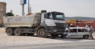 OTOMOBİL KAMYONUN ALTINA GİRDİ: 1 YARALI