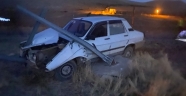 Otomobil trafik levhasına çarptı: 1 yaralı