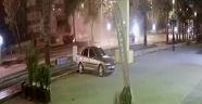 Otomobilin ağaca çarparak ikiye bölünmesi anı güvenlik kamerasında