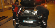 Otomobilin motor kısmına sıkışan kedi yavrusu kurtarıldı