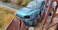Otomobiliyle önce yayaya sonra korkuluklara çarptı: 2 yaralı