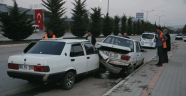 Park halindeki otomobile çarpan araçtaki 3 kişi yaralandı
