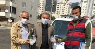 Polislere ve sağlık çalışanlarına bal hediye etti
