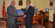 REKTÖR KARAASLAN’A TEŞEKKÜR PLAKETİ
