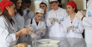 RUS ÖĞRENCİLER GAZİANTEP’TE DOLMA DOLDURUP, YUVALAMA YAPTI