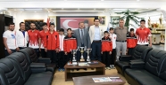 ŞAMPİYON GÜREŞÇİLER BAŞKAN AYDIN’I ZİYARET ETTİ