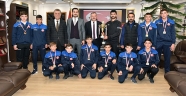 ŞAMPİYON GÜREŞÇİLER BAŞKAN AYDIN’I ZİYARET ETTİ