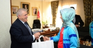 ŞAMPİYON KIZLAR BAŞKAN MAHÇİÇEK’İ ZİYARET ETTİ