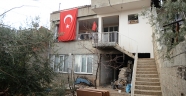 Şehit Uzman Çavuş Hüseyin Sarı'nın Kahramanmaraş'taki evine Türk bayrağı asıldı