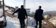 Soğuk kış gününü gıda kolileriyle ısıttılar