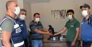 Suriyeli genç yolda bulduğu para dolu çantayı polise teslim etti