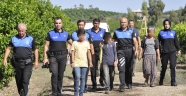 Tarım işçisi çocukları okulla polisler buluşturdu