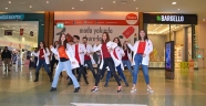 Tıp öğrencileri Piazza’da dans ederek