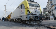 Tren ile tırın hemzemit geçitte çarpışması güvenlik kamerasında