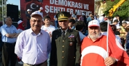 TÜRKİYE “DEMOKRASİ VE ŞEHİTLER” İÇİN TEK YÜREK OLDU
