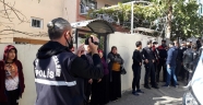 Üç çocuk annesi evinin banyosunda asılı bulundu