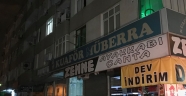 Üçüncü kattan park halindeki otomobilin üzerine düştü