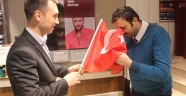 ÜLKÜ OCAKLARI KAHRAMANMARAŞ’TA ESNAFA TÜRK BAYRAĞI DAĞITTI