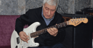 Ünlülerin gitaristi huzurevinde müzikle yaşama tutundu