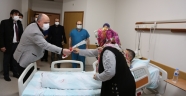 VALİ COŞKUN YILBAŞI AKŞAMI HASTANEDE YATAN HASTALARIMIZ İLE GÖREVİ BAŞINDAKİ SAĞLIK ÇALIŞANLARIMIZI VE GÜVENLİK GÜÇLERİMİZİ ZİYARET ETTİ