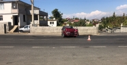 Virajı alamayan sürücü otomobiliyle duvara çarptı