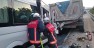 Yabancı işçileri taşıyan servis kamyona çarptı: 2 ölü, 11 yaralı