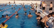 YAZ KURAN KURSU ÖĞRENCİLERİ YÜZME HAVUZUNDA…