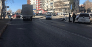 Yolun karşısına geçmek isterken hafif ticari aracın çarptığı genç yaralandı