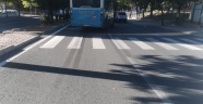 Yolun karşısına geçmek isteyen yayaya otobüs çarptı